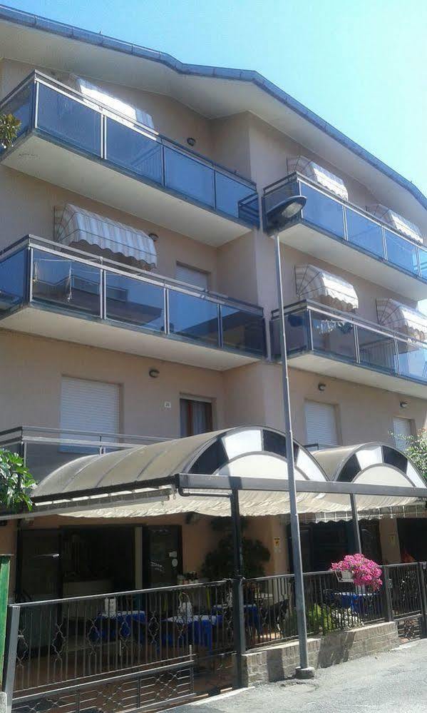 Hotel Gialpina Viserba Di Rimini Buitenkant foto