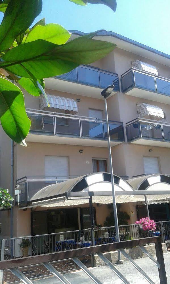 Hotel Gialpina Viserba Di Rimini Buitenkant foto